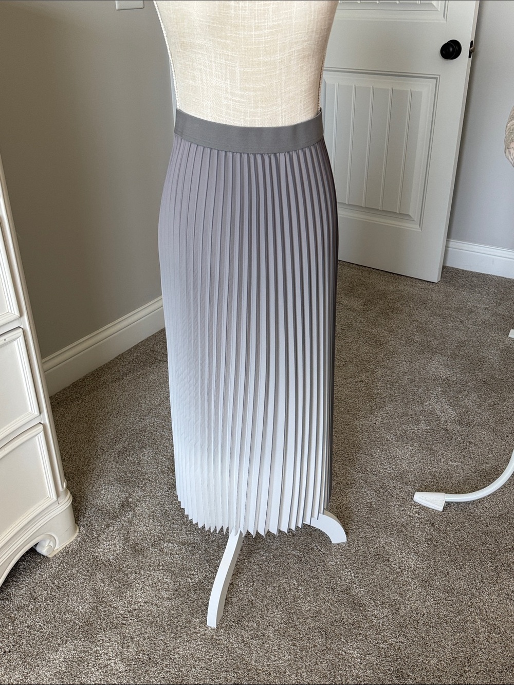 J. McLaughlin Eileen Pleated Midi Skirt in Gray-to-White Ombre